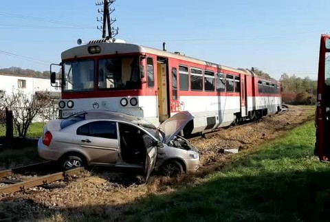 Nehoda na priecestí. Vlak narazil do auta, ktorého vodič nerešpektoval dopravné značenie