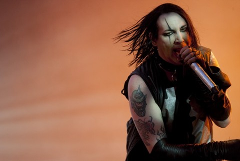 marilyn manson z koncertu, na podiu