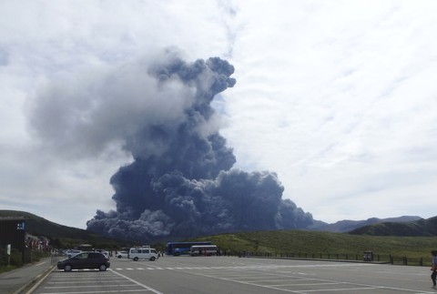 Japonsko, výbuch sopky Aso