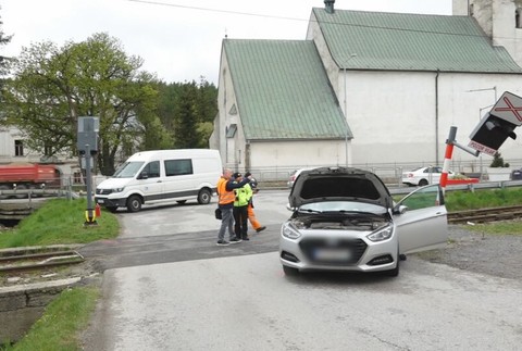 Zrážka auta s vlakom Veľká Lomnica (3)