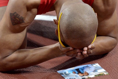 Félix Sanchez 400m prekážky bozkáva fotku babičky