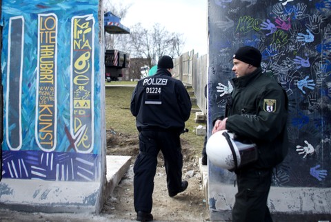 Berlínsky múr časť zbúrali výstavba bytov demonštrácie 5