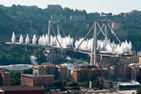 VIDEO: V Janove odpálili zvyšné dva piliery mostu, pri páde ktorého zahynulo 43 ľudí