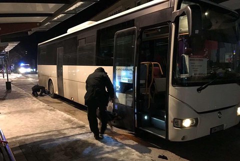 V Handlovej zasahoval pyrotechnik. Hľadal bombu v autobuse
