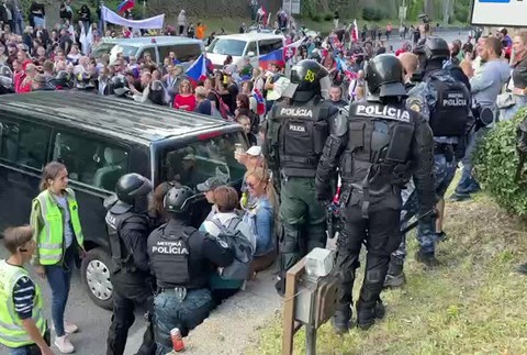[multi] Protesty v Bratislave proti opatreniam, tažkoodenci zablokovali cestu 149