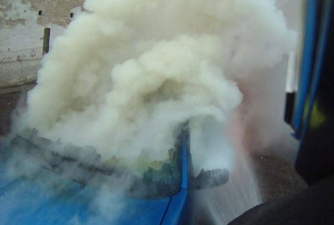 Naložil dieťa do auta a skolaboval. Zo šľahajúcich plameňov oboch zachránil sused