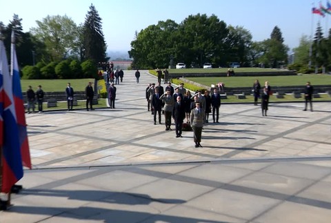 Slovenskí politici si pripomínajú víťazstvo nad fašizmom. Vence položili na rôznych miestach