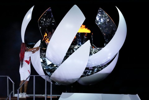 Olympijský oheň zapálila tenistka Naomi Osaka