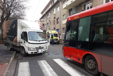 V Bratislave sa zrazil trolejbus s nákladiakom