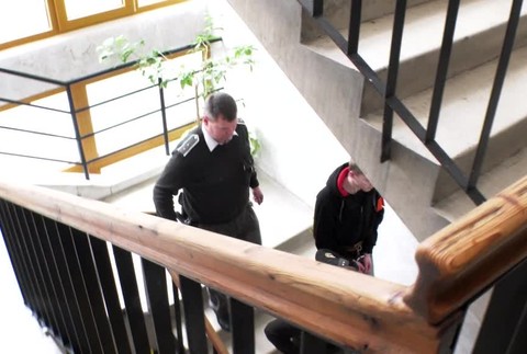 [multi] Vodič (20) auta smrti, po ktorom strieľali policajti, si odpykáva právoplatný trest 5802