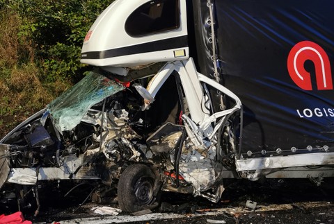 Pri zrážke nákladiakov s autom vyhasol život len 18-ročného muža.