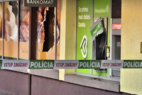 vybuchnutý bankomat