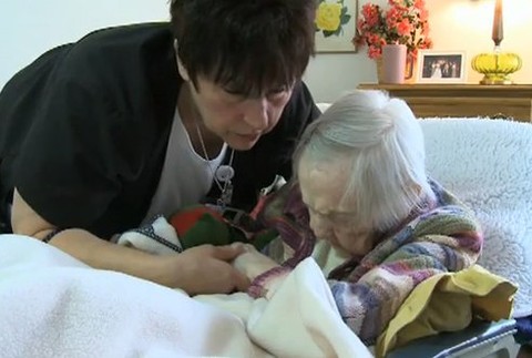 Neva Morris s osetrovatelkou