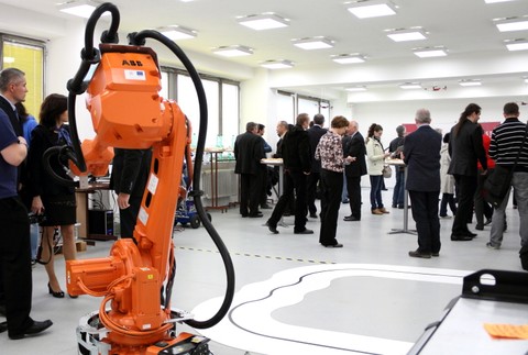 Študenti STU predstavili robotov