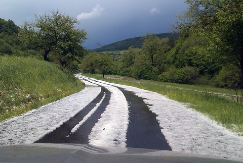 Na východe Slovenska v obci Hanigovce pri Sabinove to vyzeralo ako v decembri. Búrka so sebou priniesla aj ľadovec, ktorého bolo hojne. Prikladám pár názorných ukážok a video :) .
