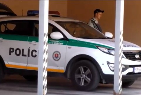 Nočný zásah policajtov. Nezhody v rodine sa premenili v boj o život