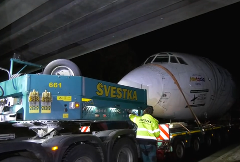 Vládny špeciál prevážajú popod most 1