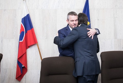 Posledné rokovanie vlády- Pellegrini a Kaliňák sa obijímajú
