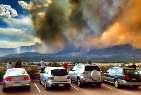 Colorado_veľký požiar_oheň_modrá obloha_ľudia_autá