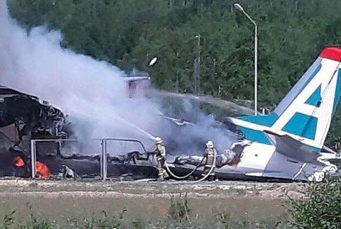 Lietadlo prešlo ranvej a po náraze do budovy vzplanulo