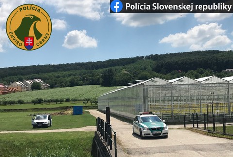 Zásah polície v obci Podhájska. Má ísť o enviro-kriminalitu 