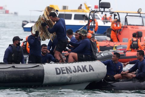 V Indonézii našli trosky lietadla aj telesné ostatky.