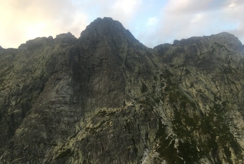 Rušný deň pre horských záchranárov: Zásah kameňom, bolesť v kolenách či pád horolezca si vyžiadal okamžitú pomoc