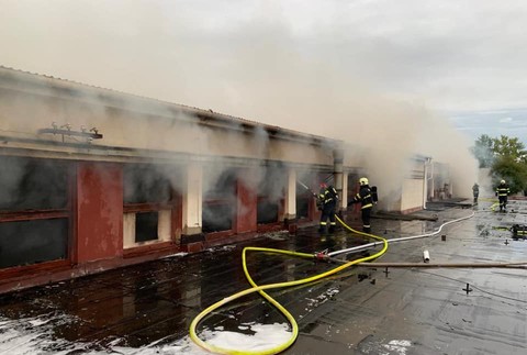 V Trnave horí hala na výrobu nábytku.