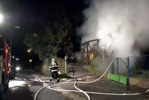 Obrovské plamene a stúpajúci dym. Hasiči zasahovali pri požiari hospodárskej budovy