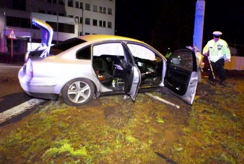 [multi] Vo Zvolene sa v noci naháňali policajti s autom. Po náraze do lampy ušiel 254