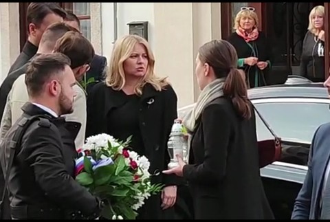 [multi] prezidentka kladie vence 16958