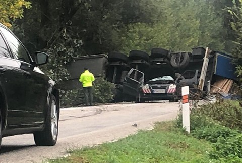 Kamion spadol na osobné auto