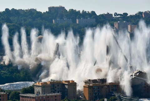 VIDEO: V Janove odpálili zvyšné dva piliery mostu, pri páde ktorého zahynulo 43 ľudí