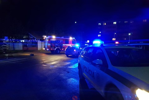 V Seredi vybuchlo pod bytovkou luxusné auto 6