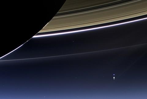 Vesmír NASA planéta Saturn prstence Zem Mesiac