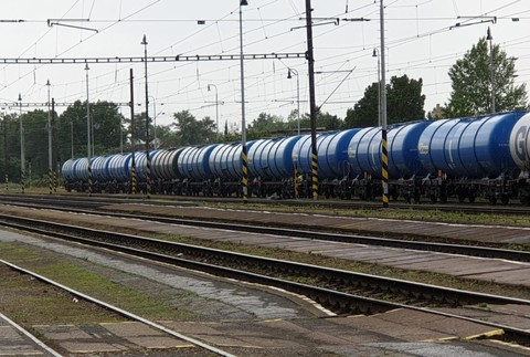 Tragédia v Senci. Mladíka na železničnej stanici zasiahol prúd z trakčného vedenia