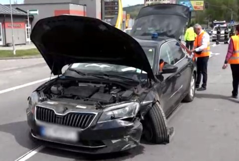 Vládne vozidlo malo nehodu. Skončilo v betónových zábranách