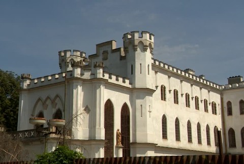 Kaštieľ v Rusovciach už dlhé roky chátra. Jeho rekonštrukcia bude drahšia, než sa predpokladalo