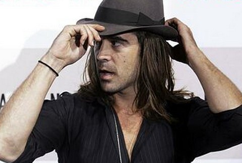 Colin Farrell s klobúkom, hore ruky, profil