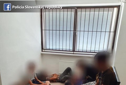 V Štúrove chytili migrantov z Afganistanu. Schovali sa pod vozne vlaku