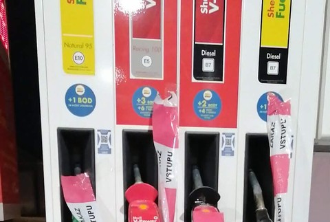 Situácia na jednej z čerpacích stanív v Stropkove