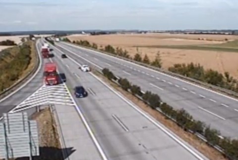 Vodička na diaľnici nečakane zastavila. Vpálilo do nej ďalšie auto 