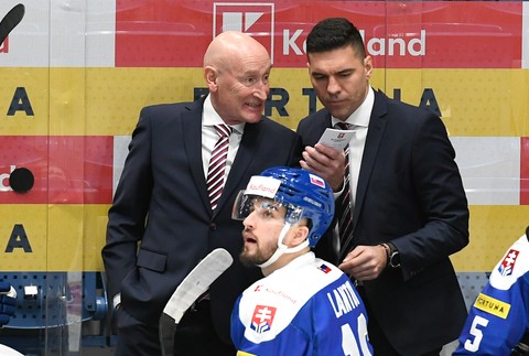 Craig Ramsay, jeho asistent Peter Frühauf a uprostred Róbert Lantoši počas zápasu Slovensko – Nórsko na domácom turnaji Kaufland Cup v Bratislave
