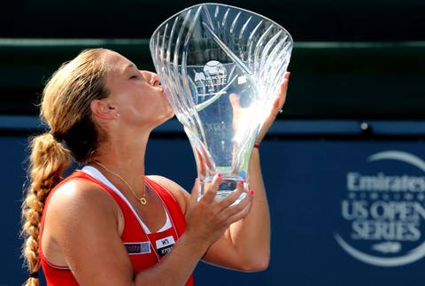 Dominika Cibulková Carlsbad s trofejou bozk