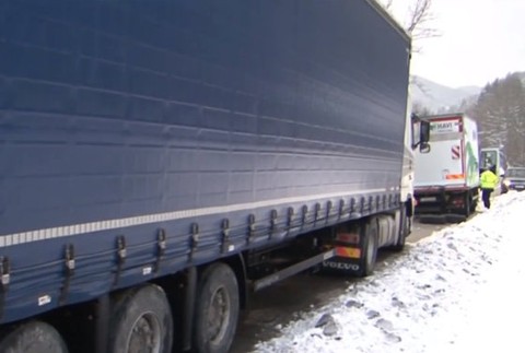 Pomoc policajta sa skončila nehodou. Zachytil ho vodič kamióna