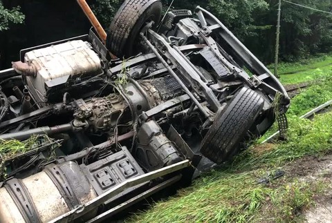 Nákladiak sa prevrátil rovno na Košickú detskú železničku. Vodič mal dostať šmyk