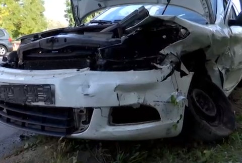 Kolízia na križovatke. Nehoda zmenila auto na vrak