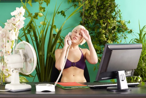 žena kancelária ventilátor teplo podprsenka polonahá ilustračné foto