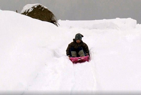 Domácnosti bez vody alebo 30 snehuliakov. Dve tváre snehovej kalamity
