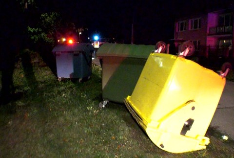 zdemolované smetiaky po náraze motorky